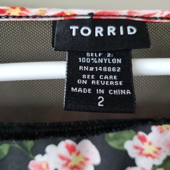 Torrid peek a boo lightweight top! Size 2x - Picture 2 of 3